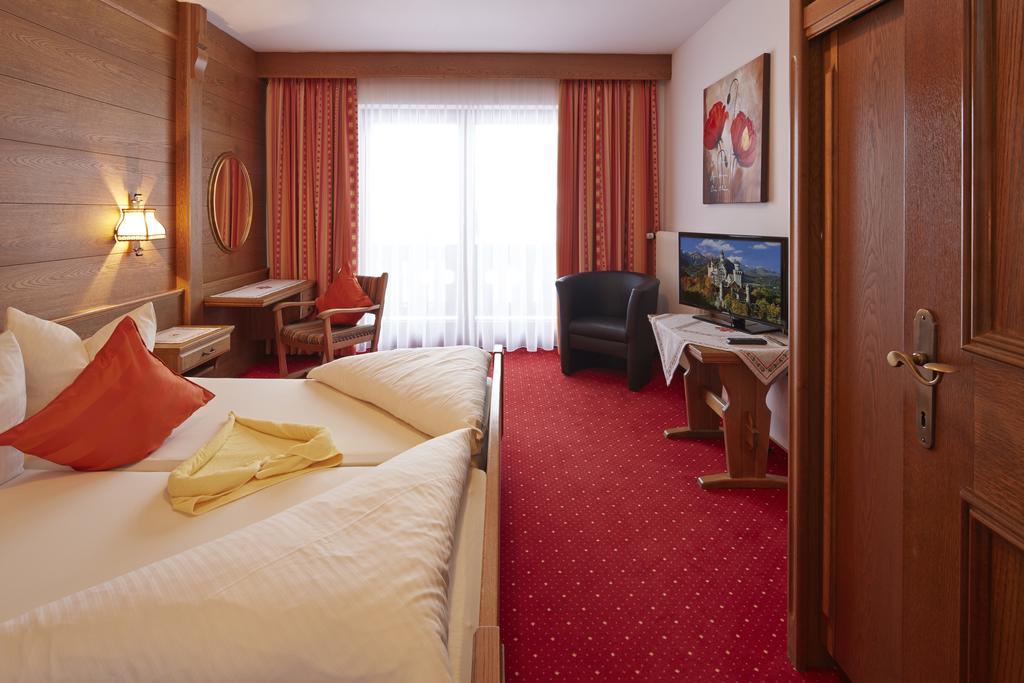 Alpenmotel Saeuling Pinswang Ruang foto